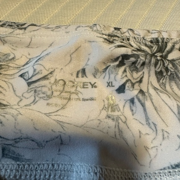 Women’s Crop Athletic Workout Leggings - Picture 2 of 2